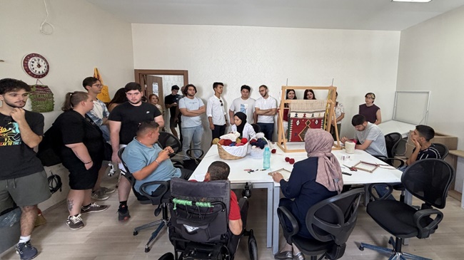 ERASMUS ÖĞRENCILERİ, ENGELLİ EĞİTİM MERKEZİ’Nİ ZİYARET ETTİ